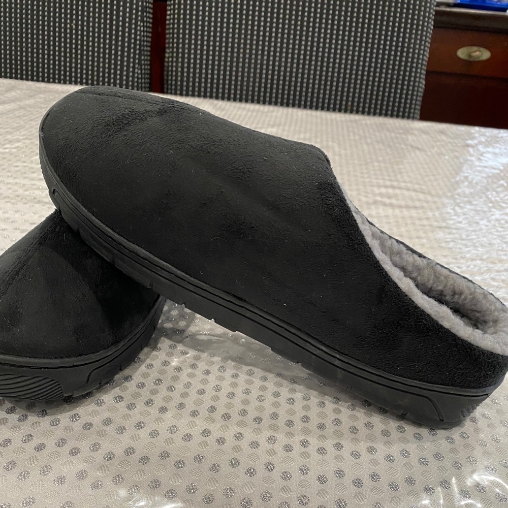 Black unisex memory foam slippers